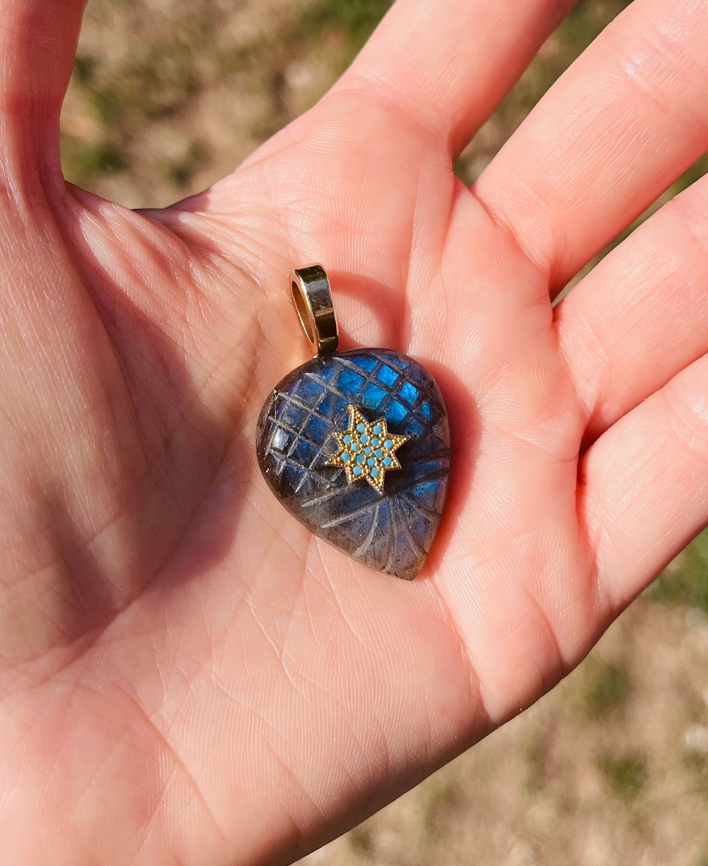 Pendentif Labradorite bleue gravée
