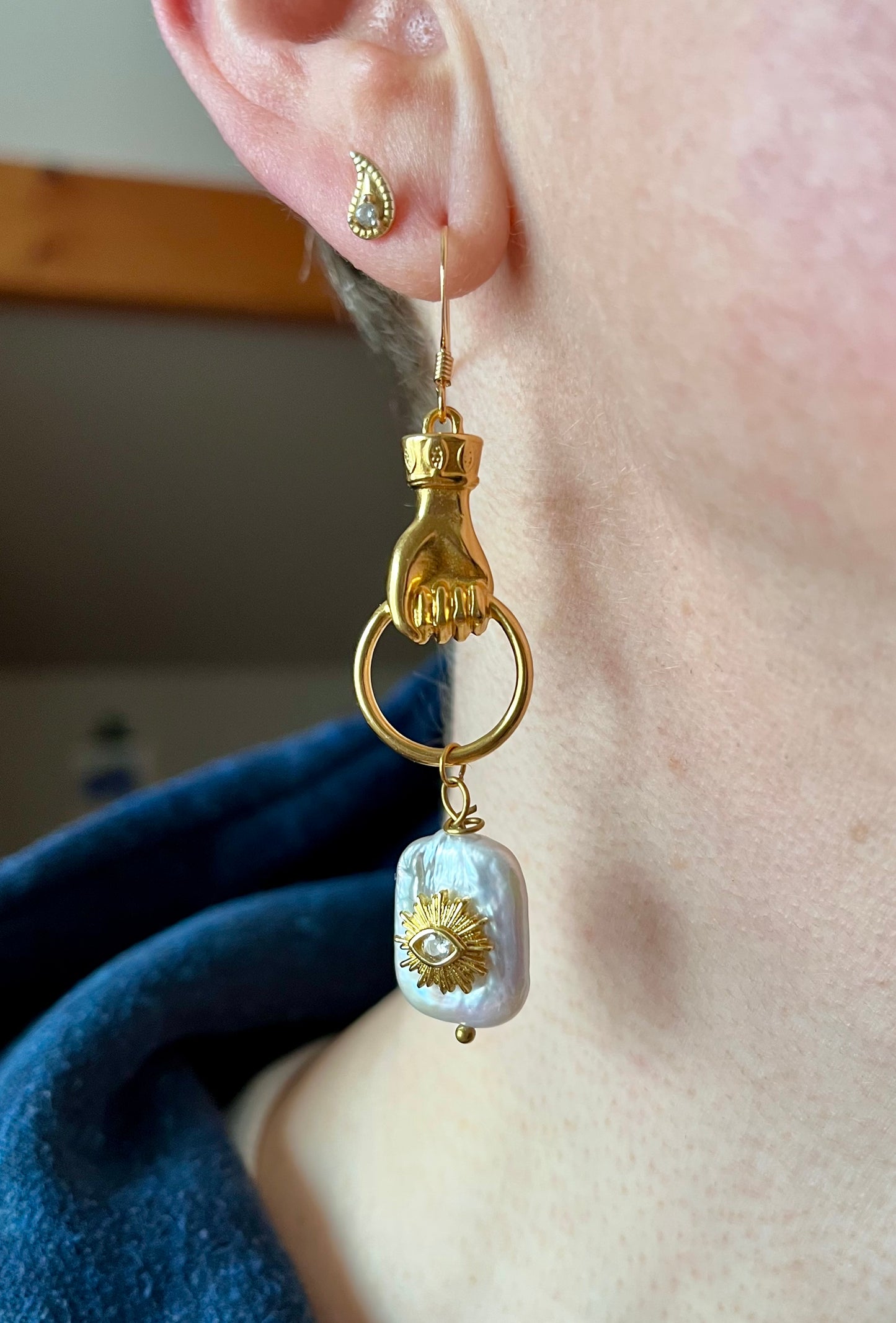 Mono boucle amulette Perle d’eau douce