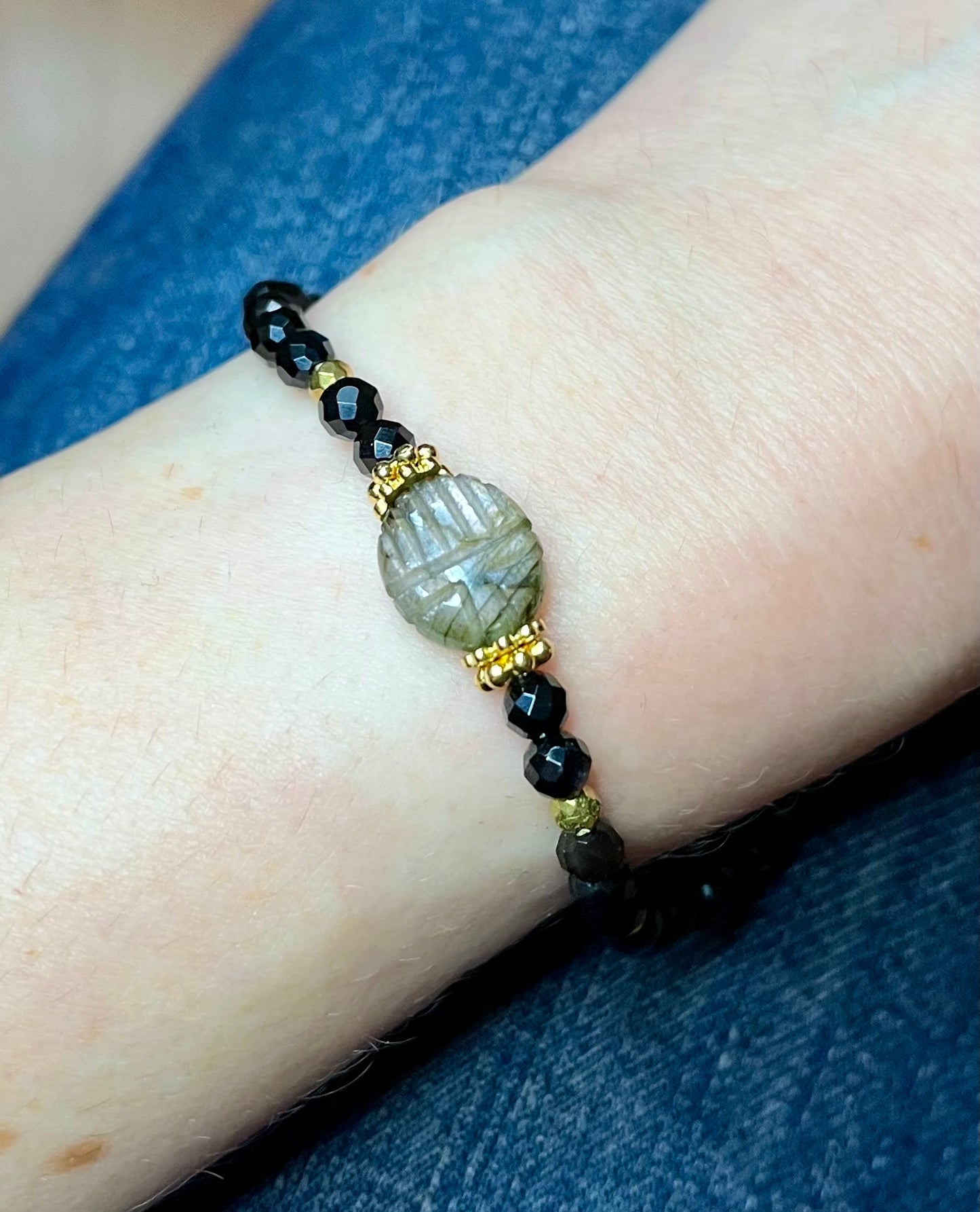 Bracelet amulette scarabée Labradorite et Onyx noir