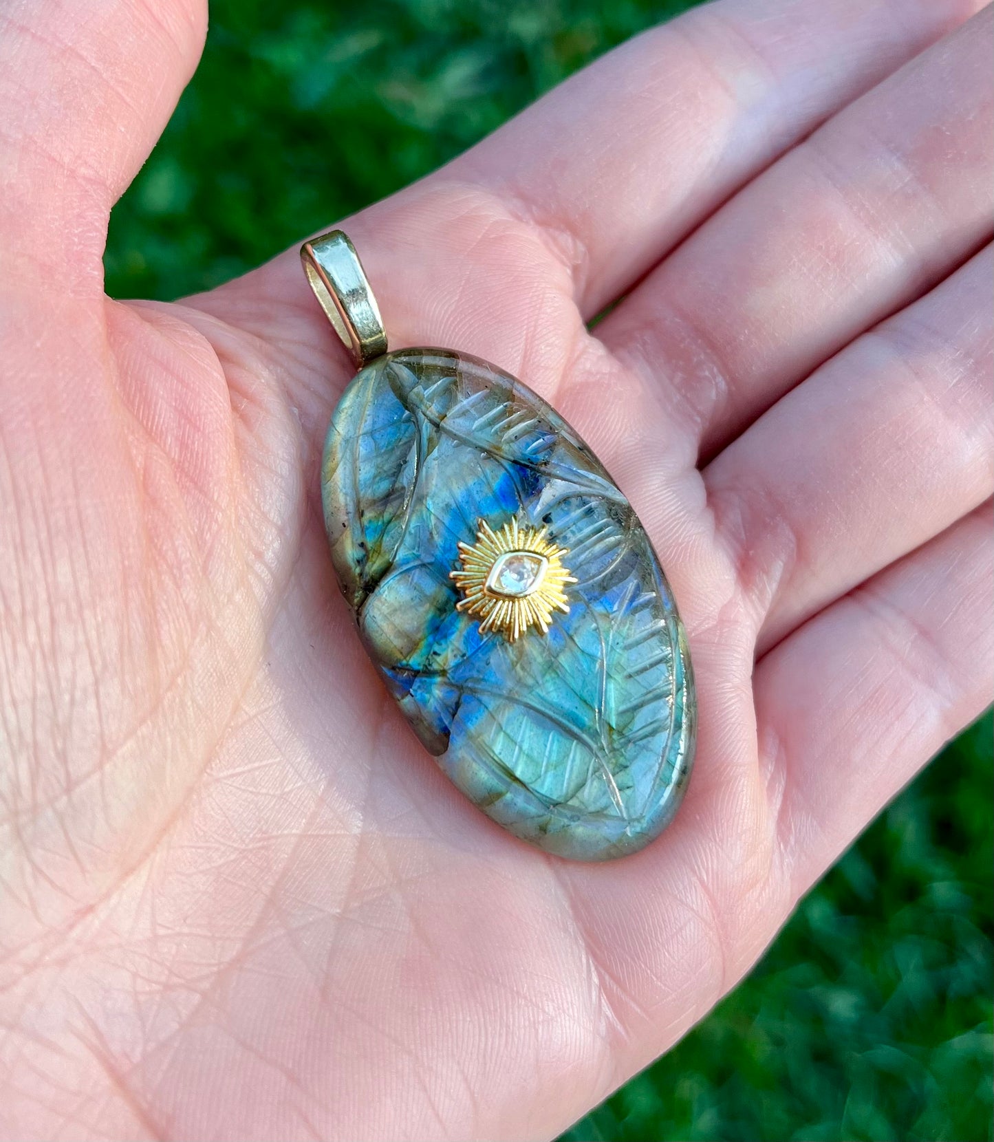 Pendentif amulette gravée Labradorite