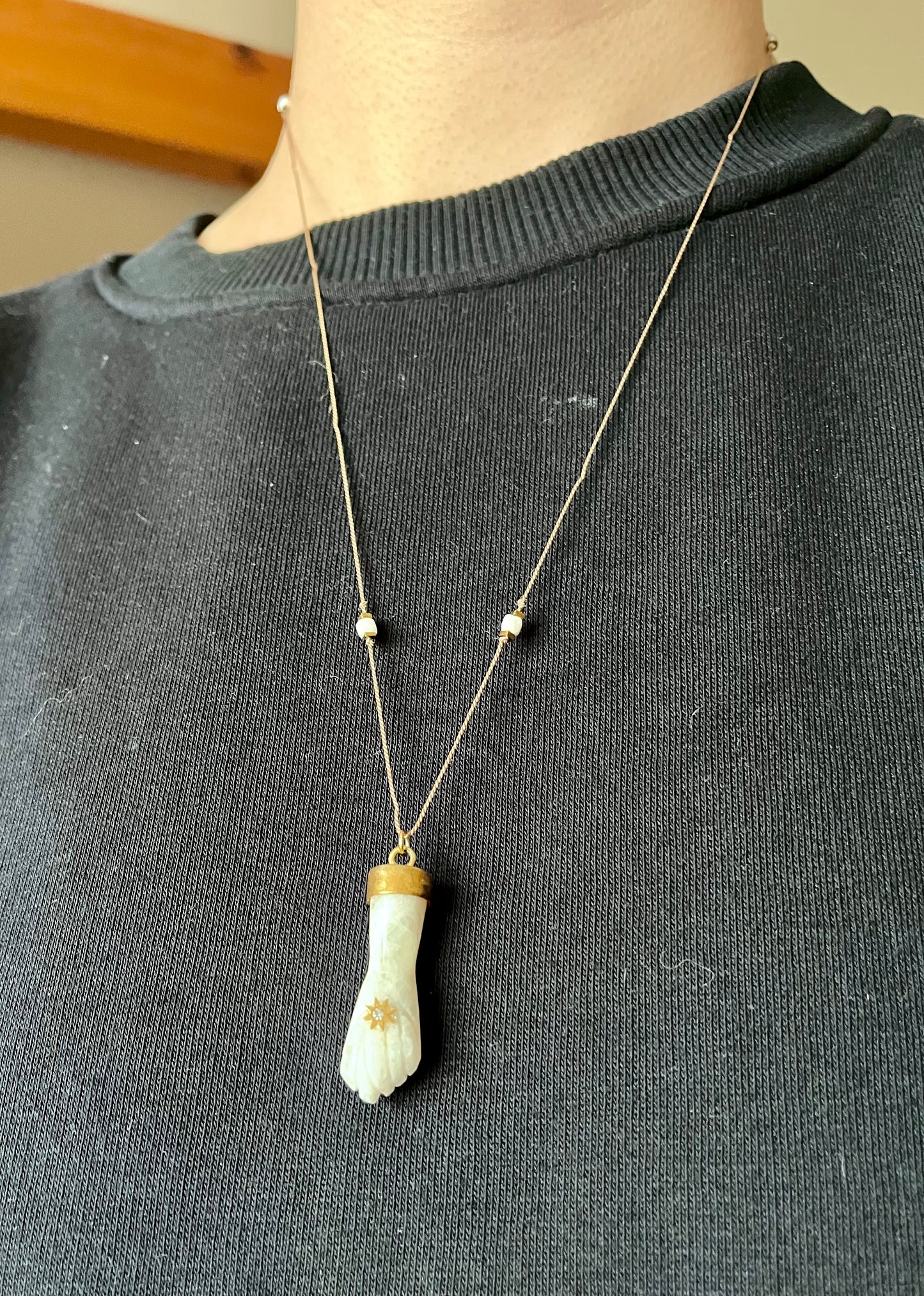 Collier sautoir talisman main protectrice Pierre de Lune