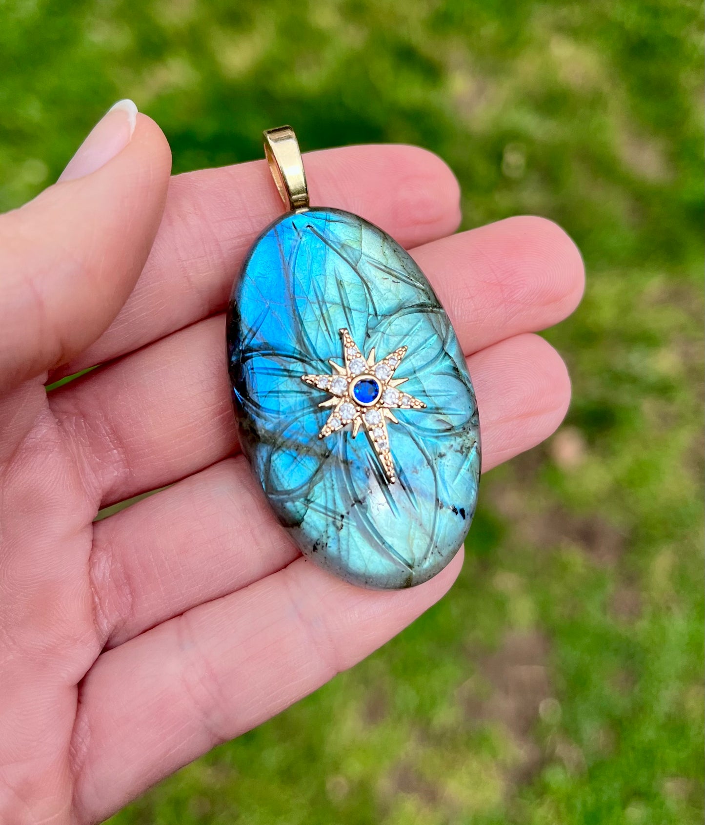 Pendentif talisman Labradorite bleue gravée