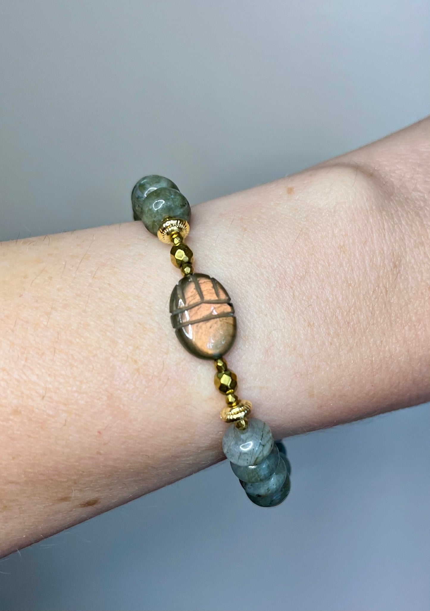 Bracelet amulette scarabée Labradorite