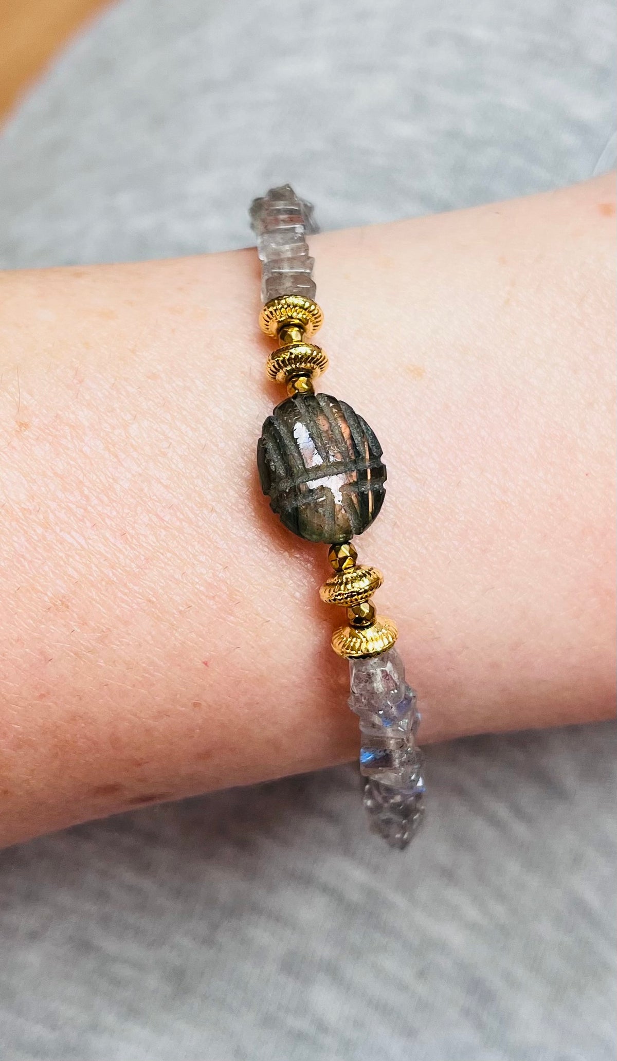 Bracelet amulette scarabée Labradorite