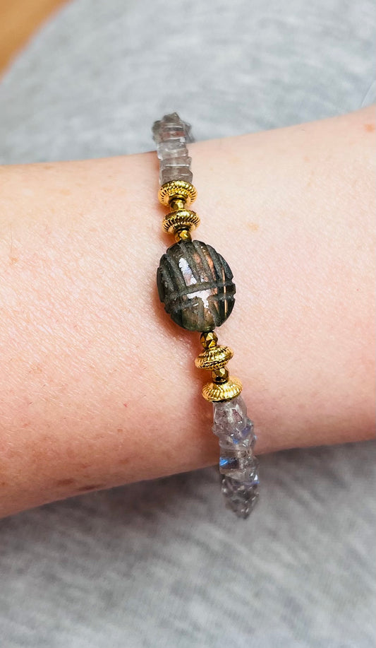 Bracelet amulette scarabée Labradorite
