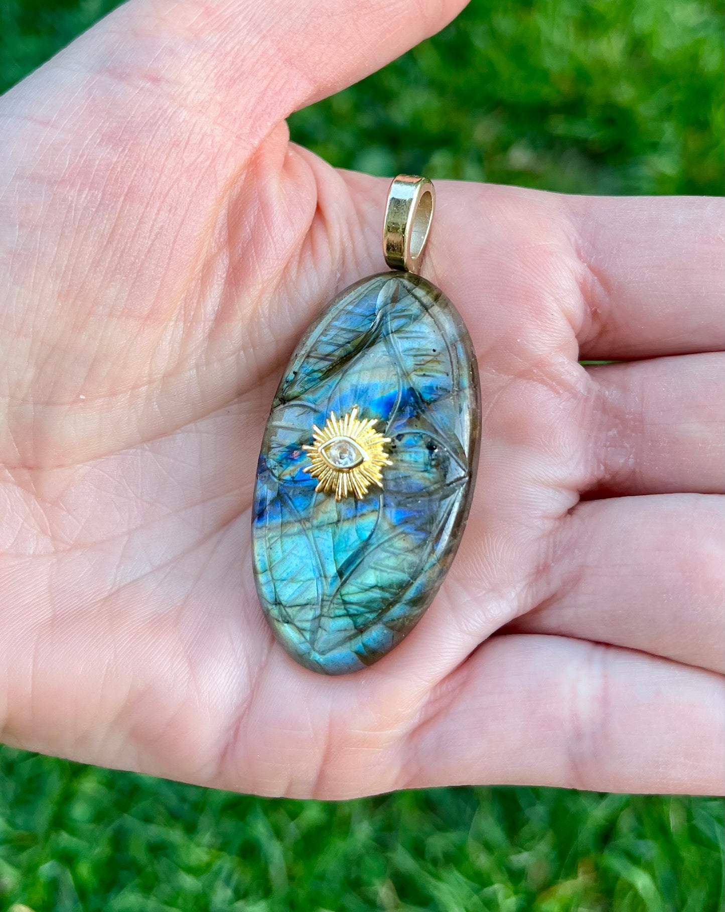 Pendentif amulette gravée Labradorite