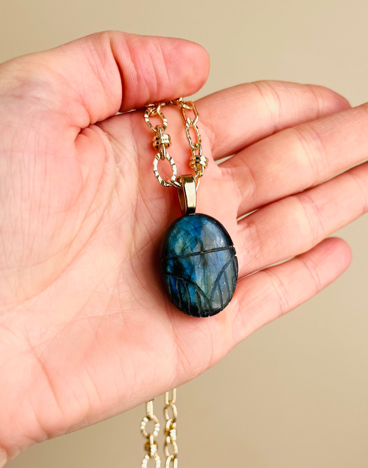 Collier talisman scarabée Labradorite