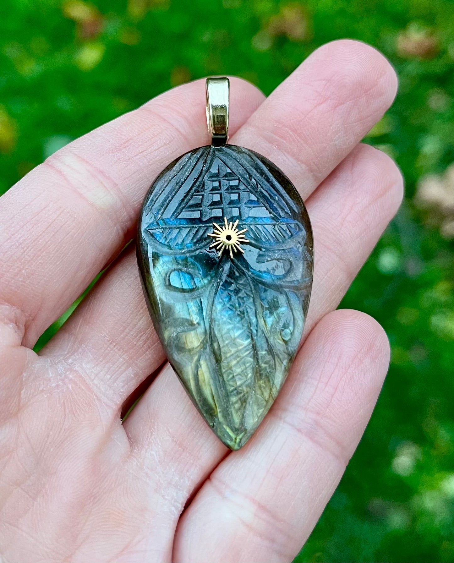 Pendentif amulette masque protecteur Labradorite