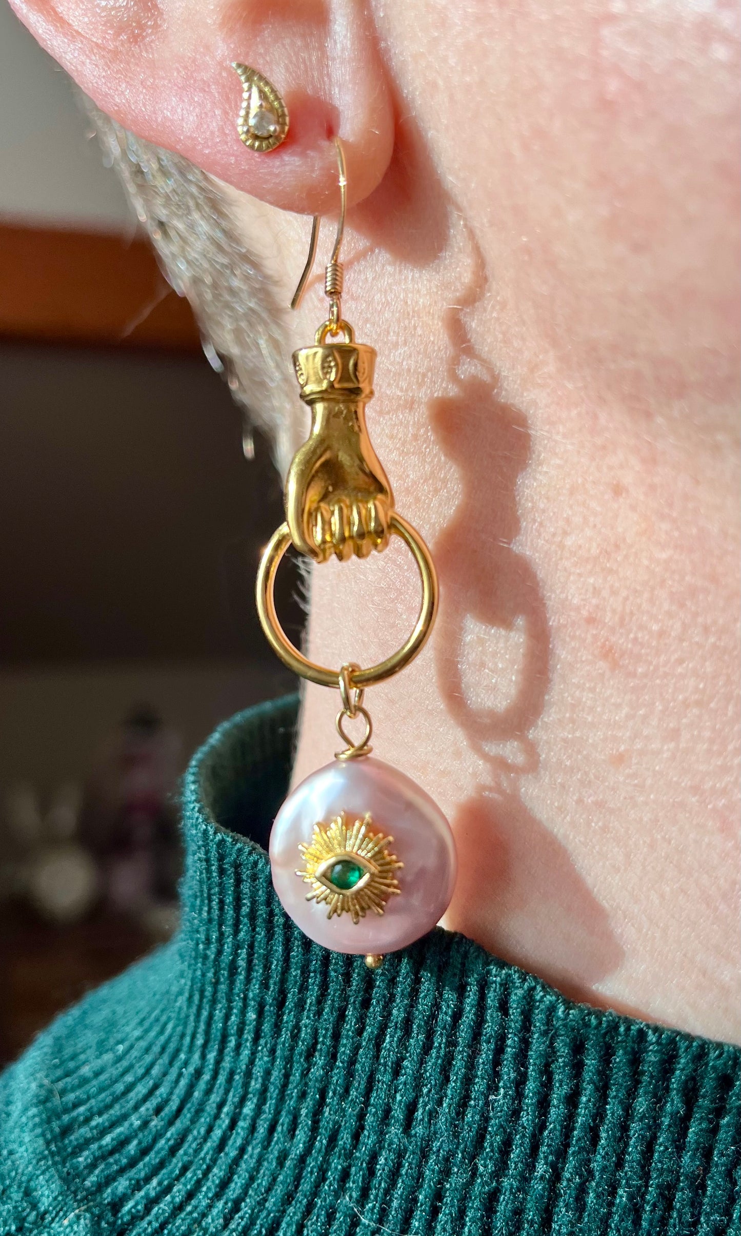 Mono boucle talisman Perle d’eau douce