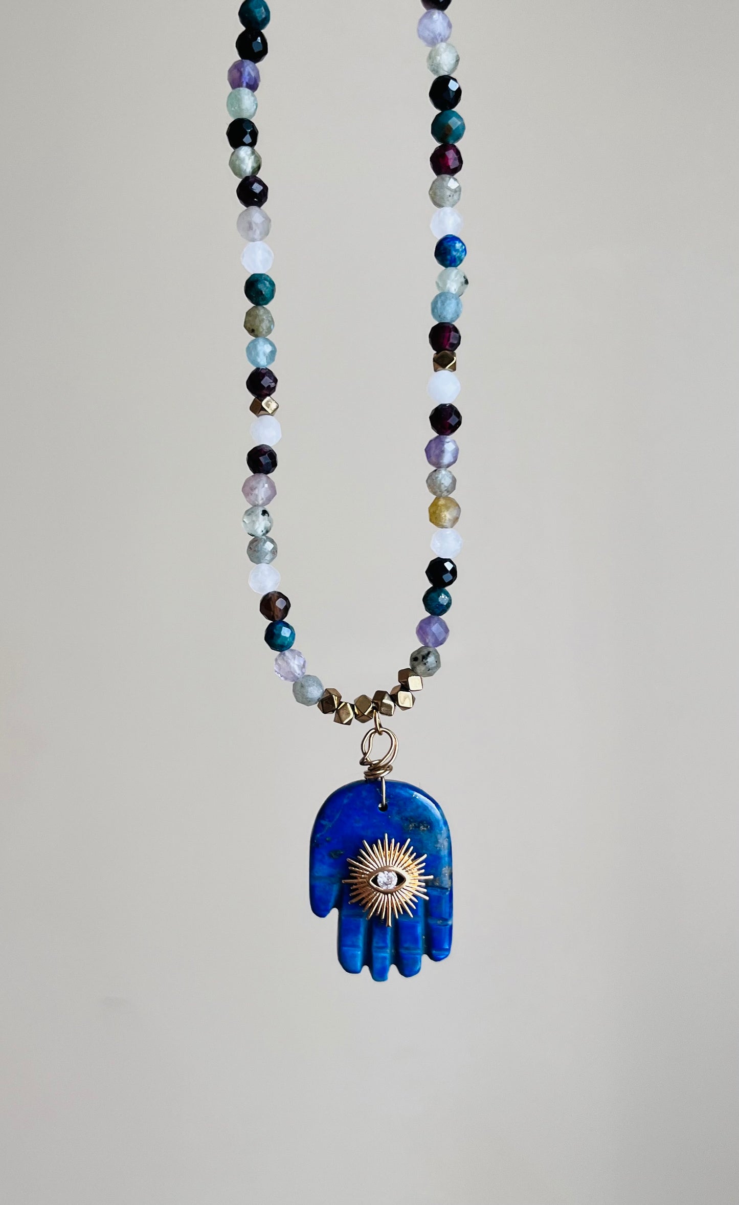 Sautoir multi pierres main protectrice Lapis-lazuli