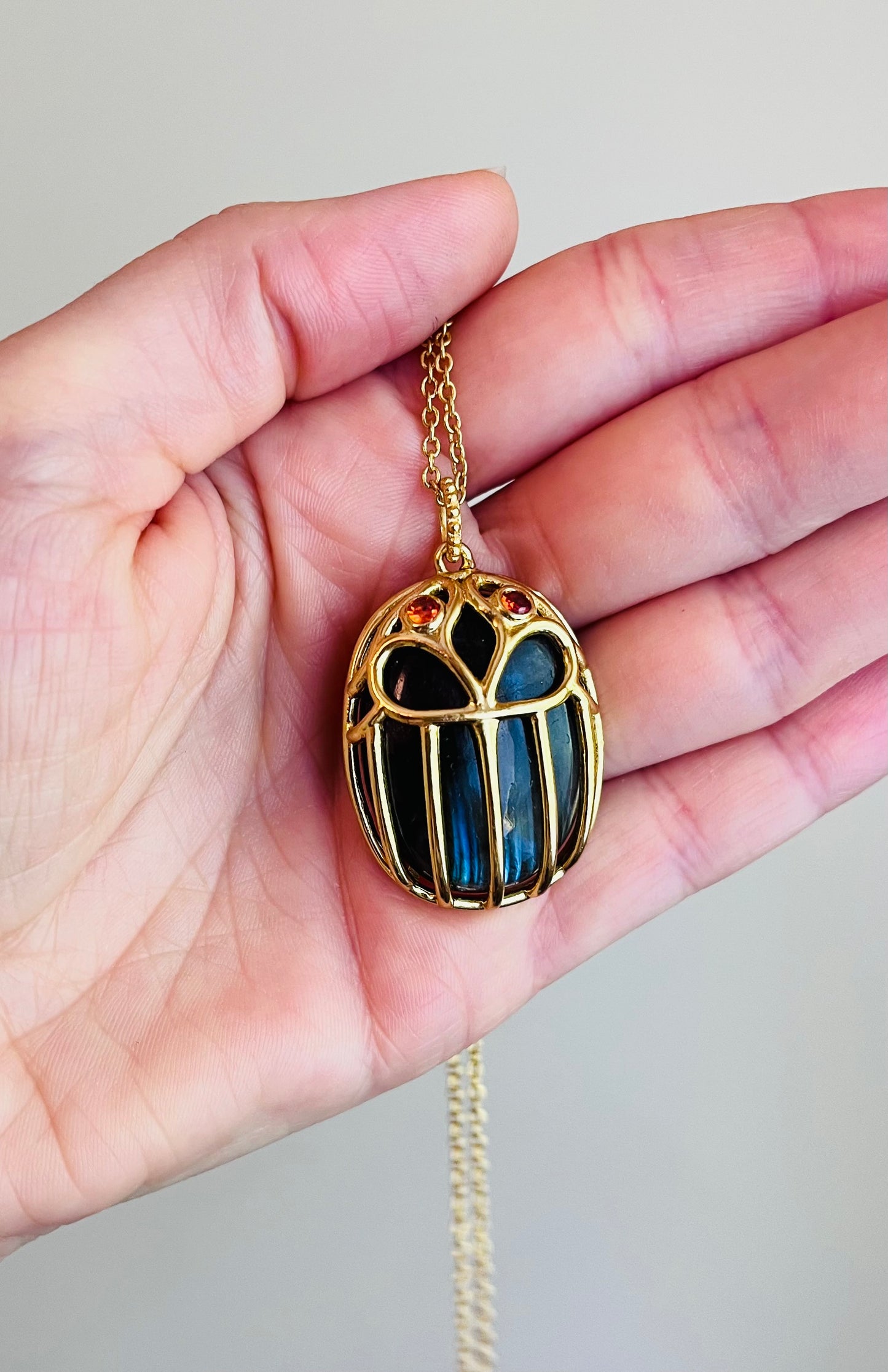 Collier amulette scarabée Labradorite