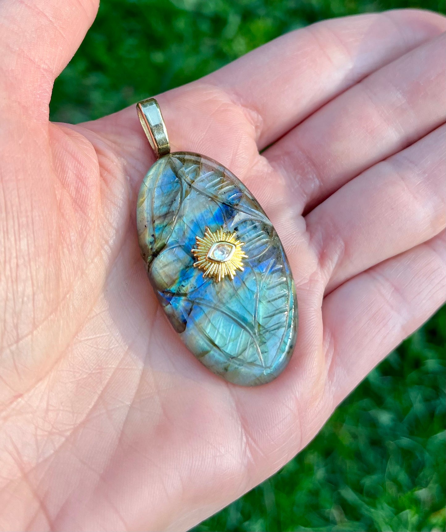 Pendentif amulette gravée Labradorite