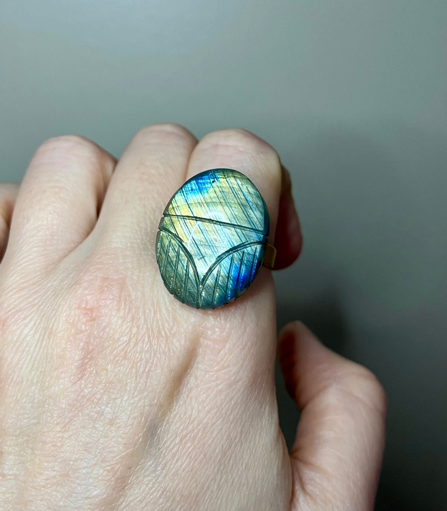 Bague amulette scarabée Labradorite
