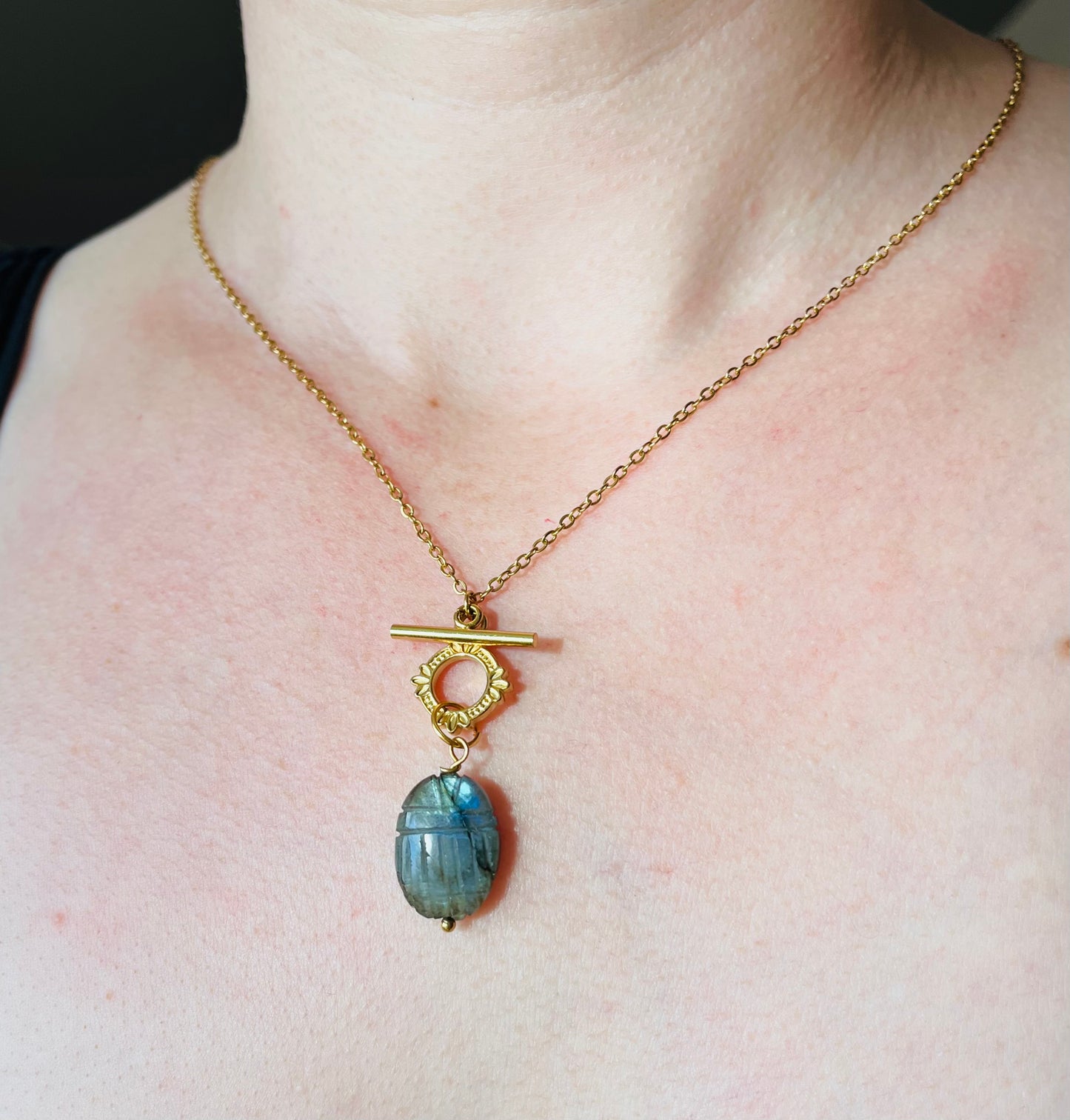Collier amulette scarabée Labradorite