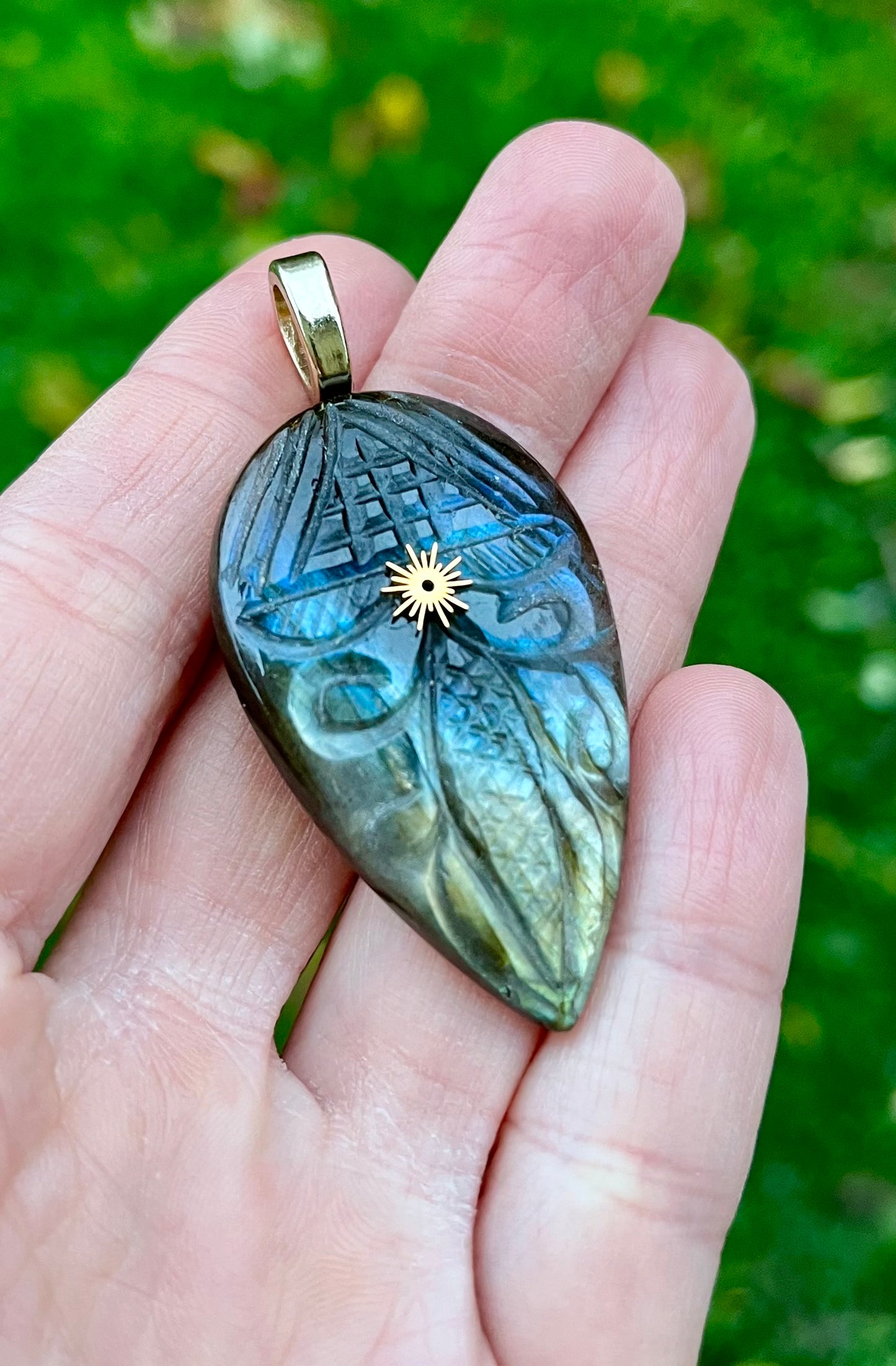 Pendentif amulette masque protecteur Labradorite