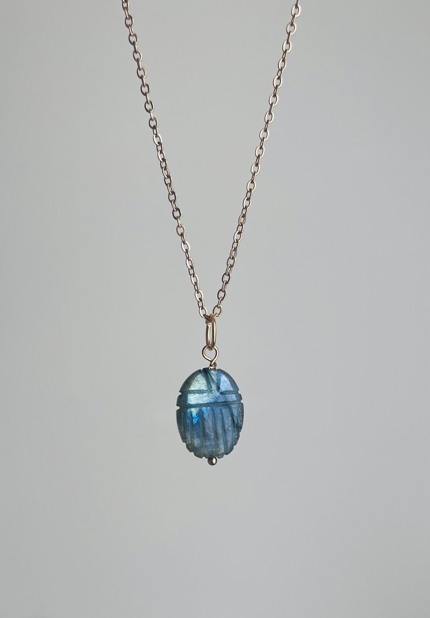 Collier sautoir amulette scarabée Labradorite