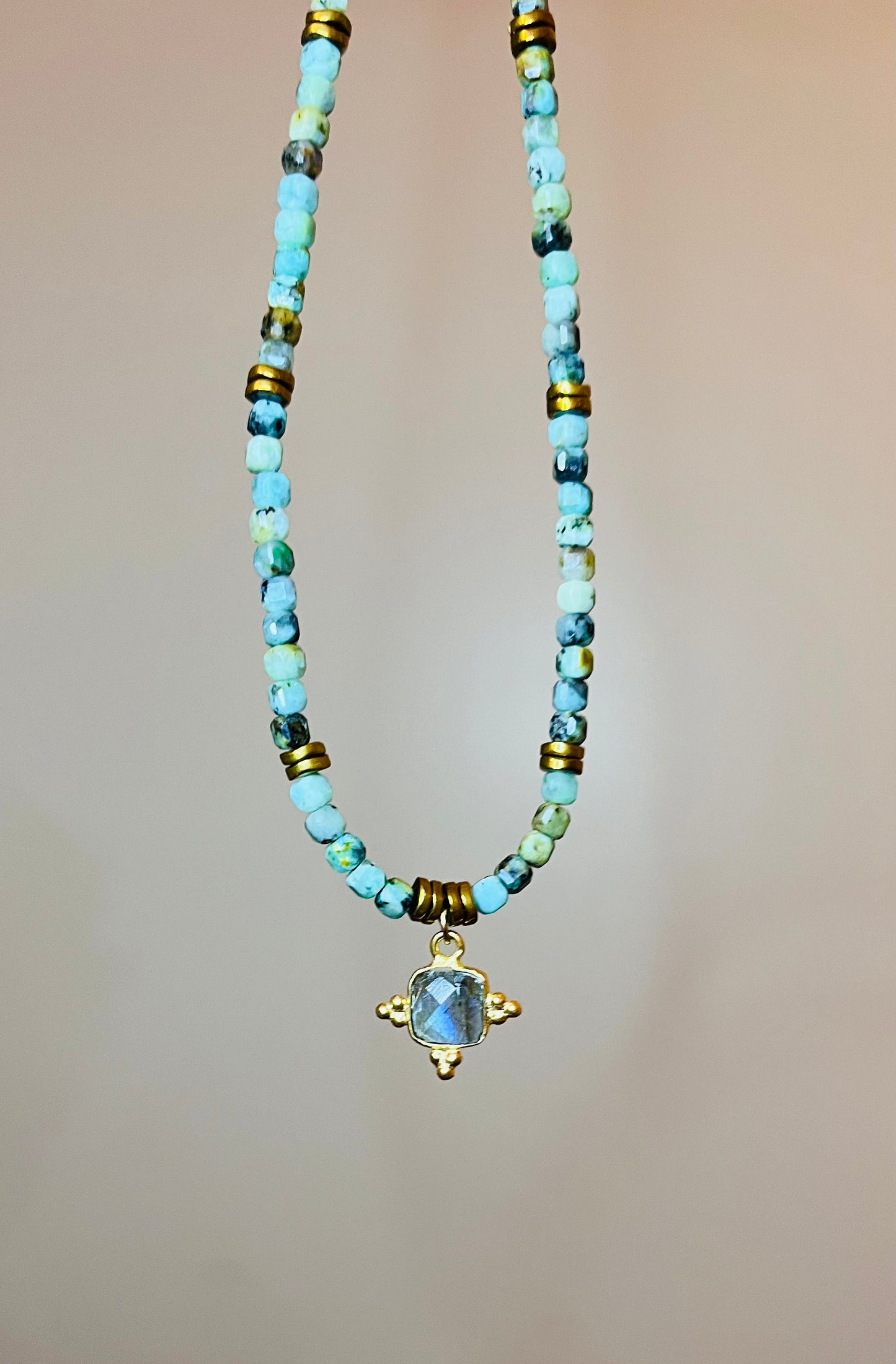 Collier talisman Turquoise africaine et Labradorite