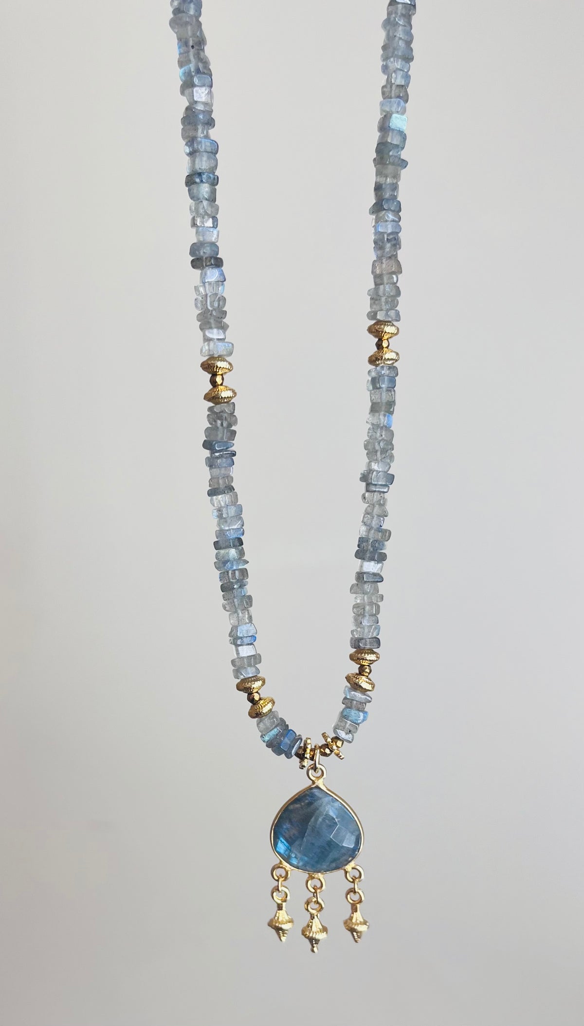 Collier grigri Labradorite