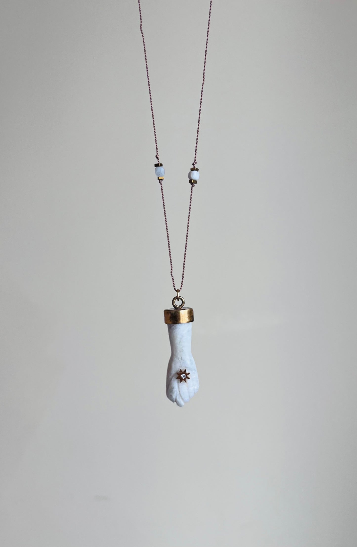 Collier sautoir talisman main protectrice Pierre de Lune