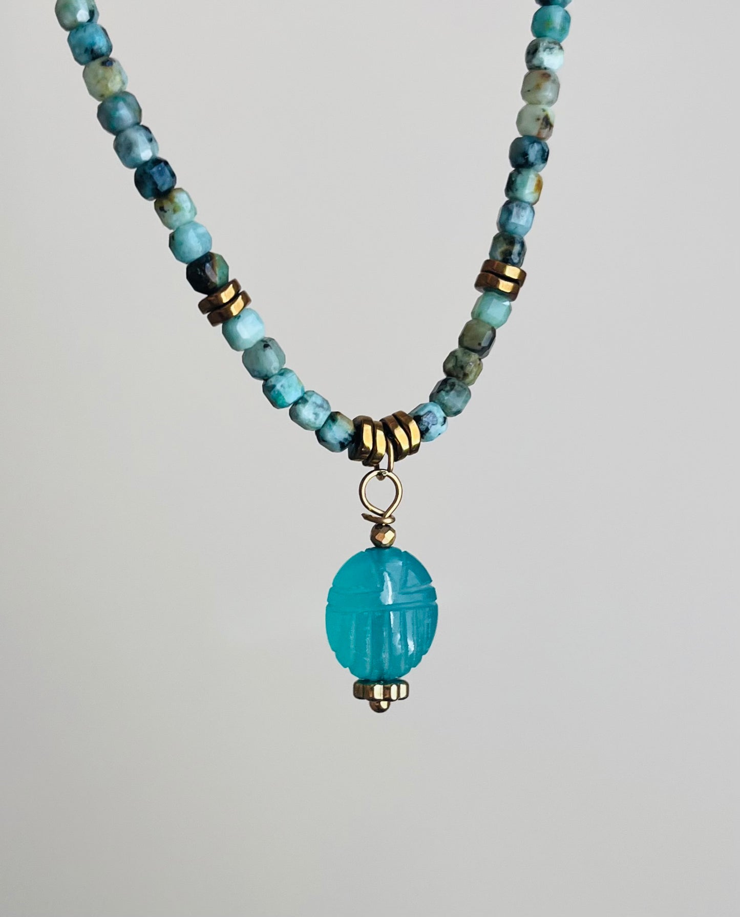 Collier amulette scarabée Onyx vert et Turquoise Africaine