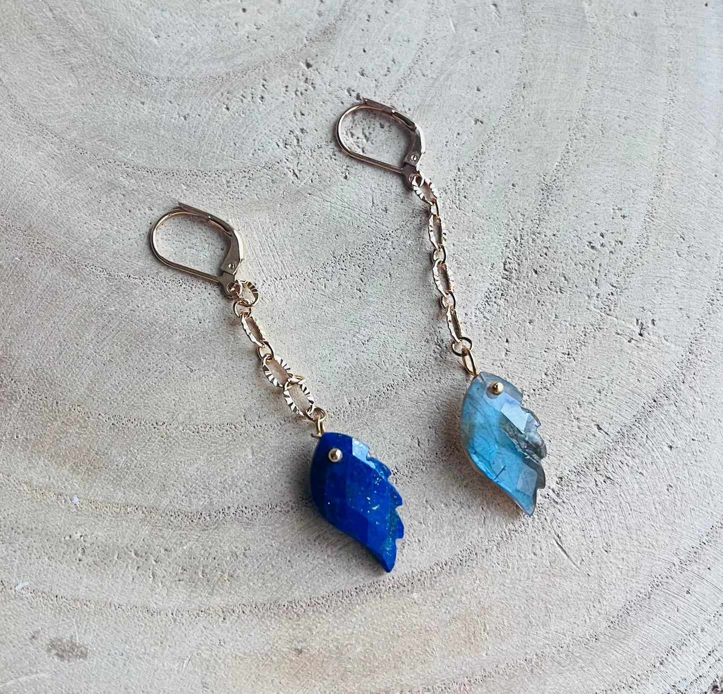 Boucles d’oreilles ailes Lapis-lazuli et Labradorite