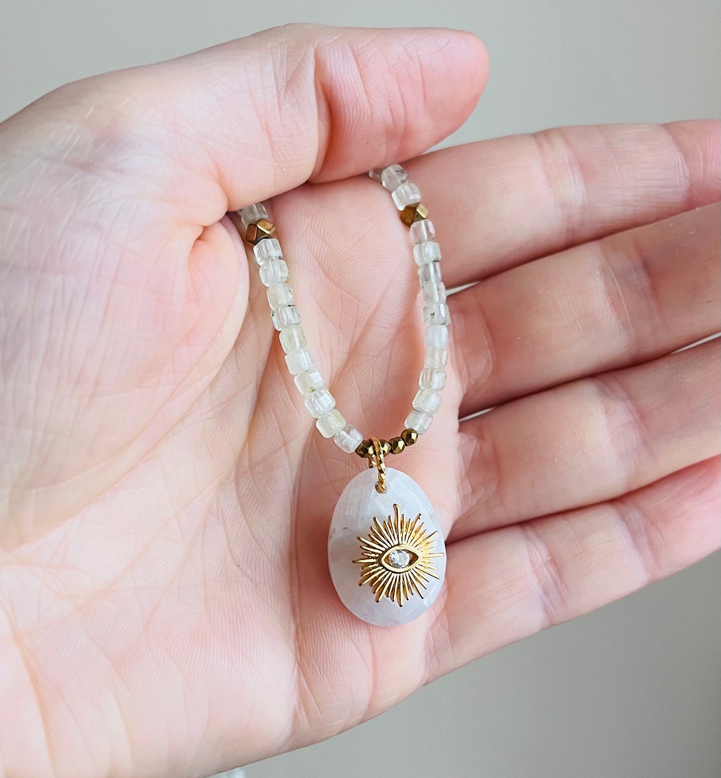 Collier talisman Prehnite et Pierre de Lune - Bienveillance, joie