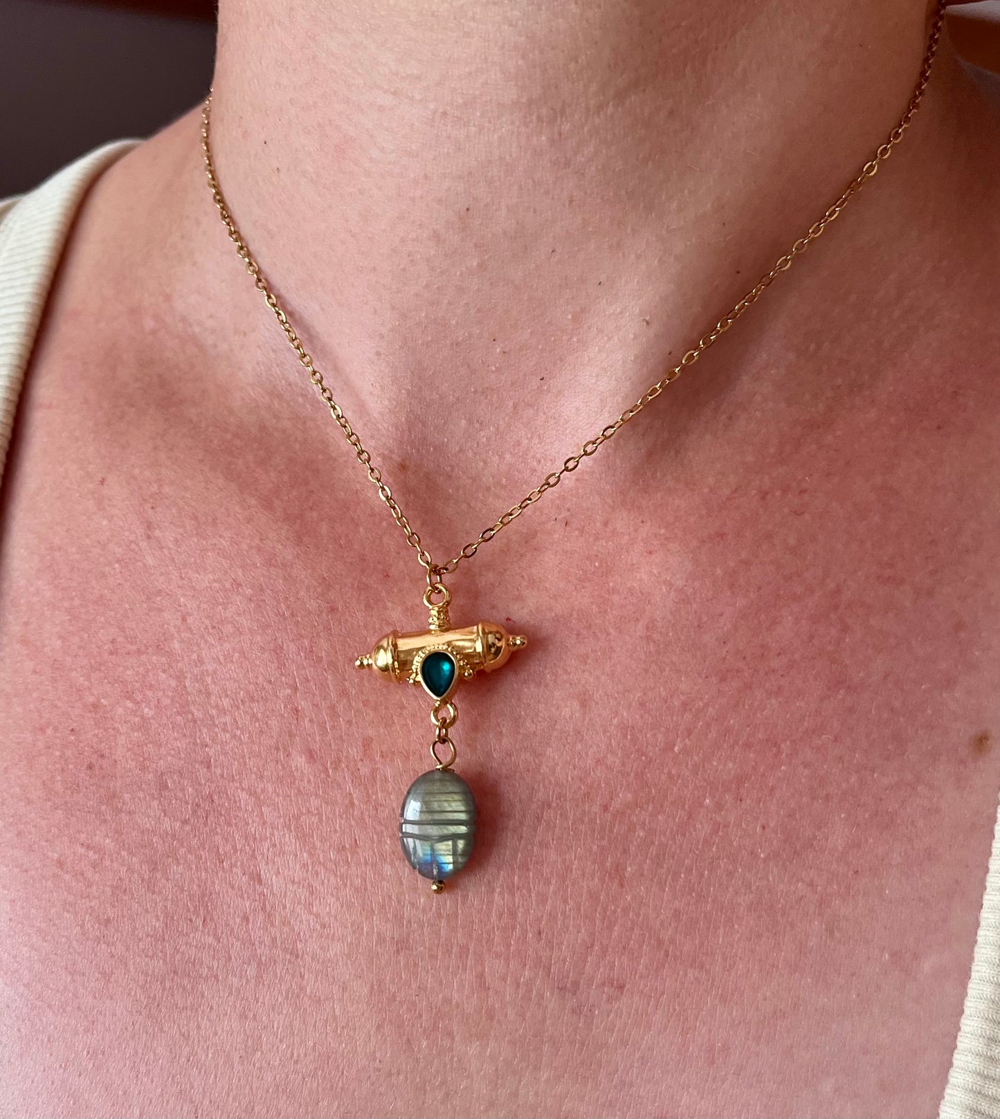 Collier grigri scarabée Labradorite