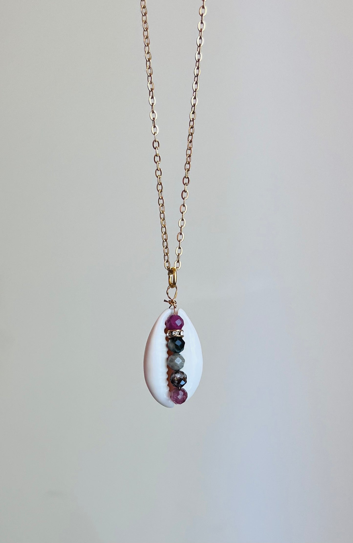 Collier sautoir Cauri et Tourmalines