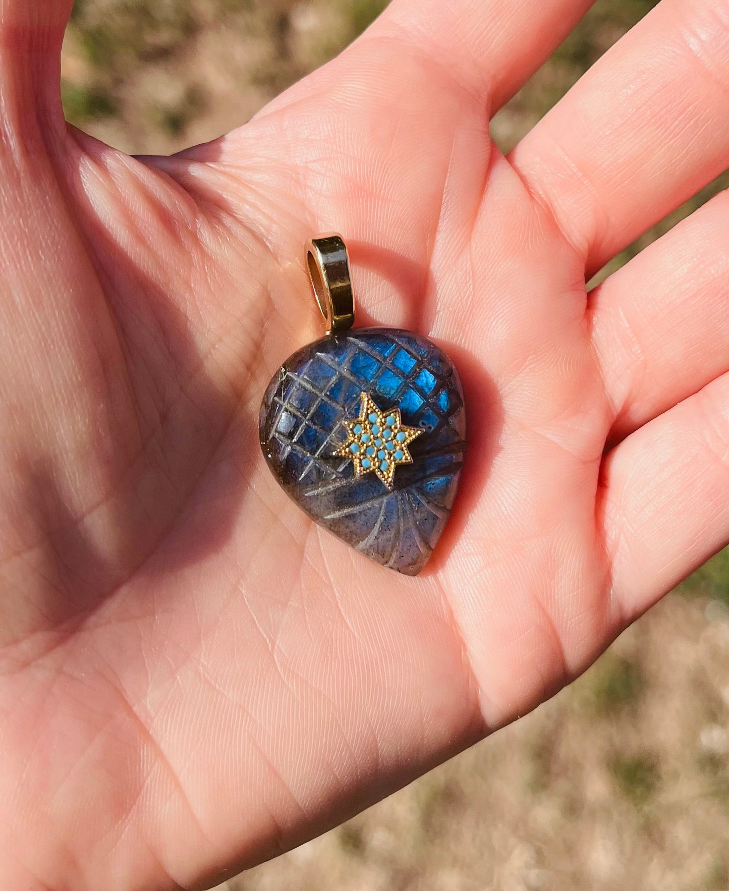 Pendentif Labradorite bleue gravée