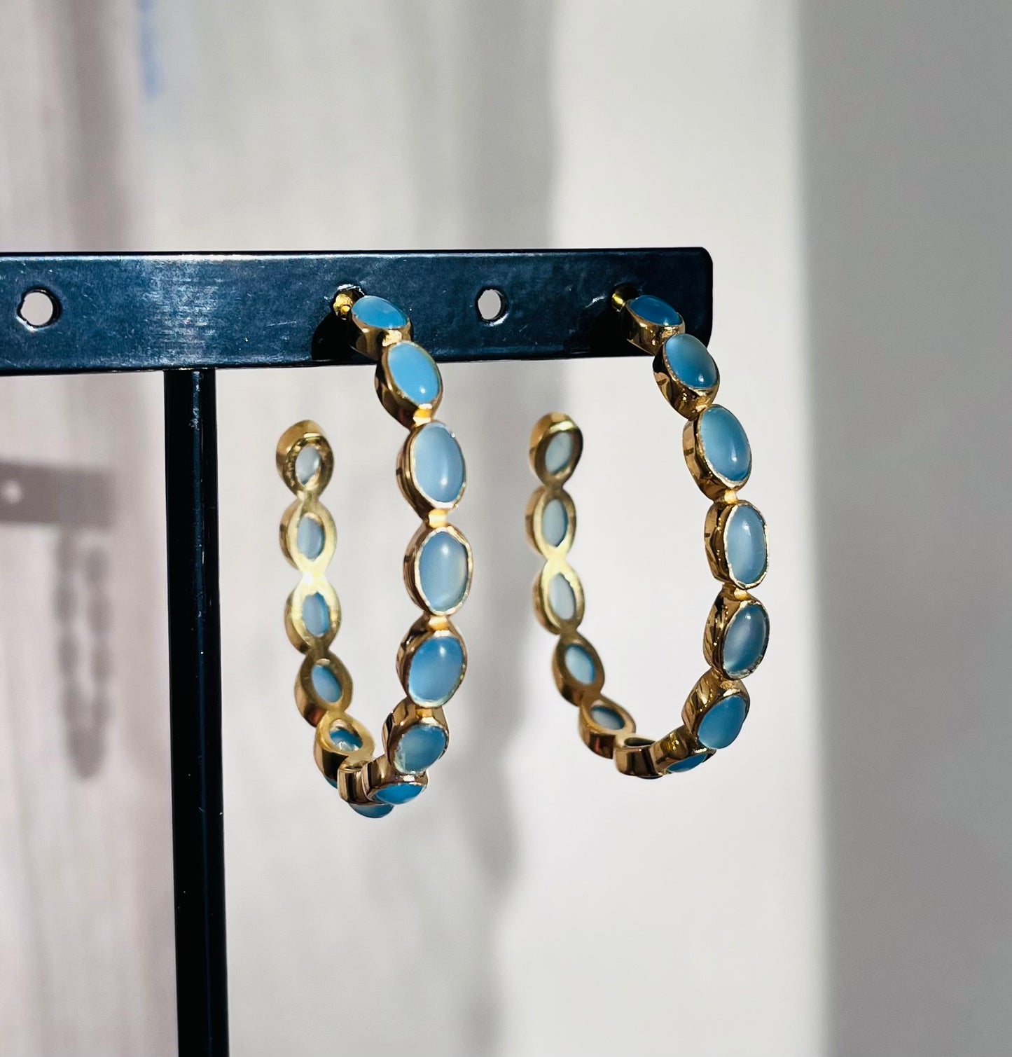 Boucles d’oreilles créoles Calcédoine bleue