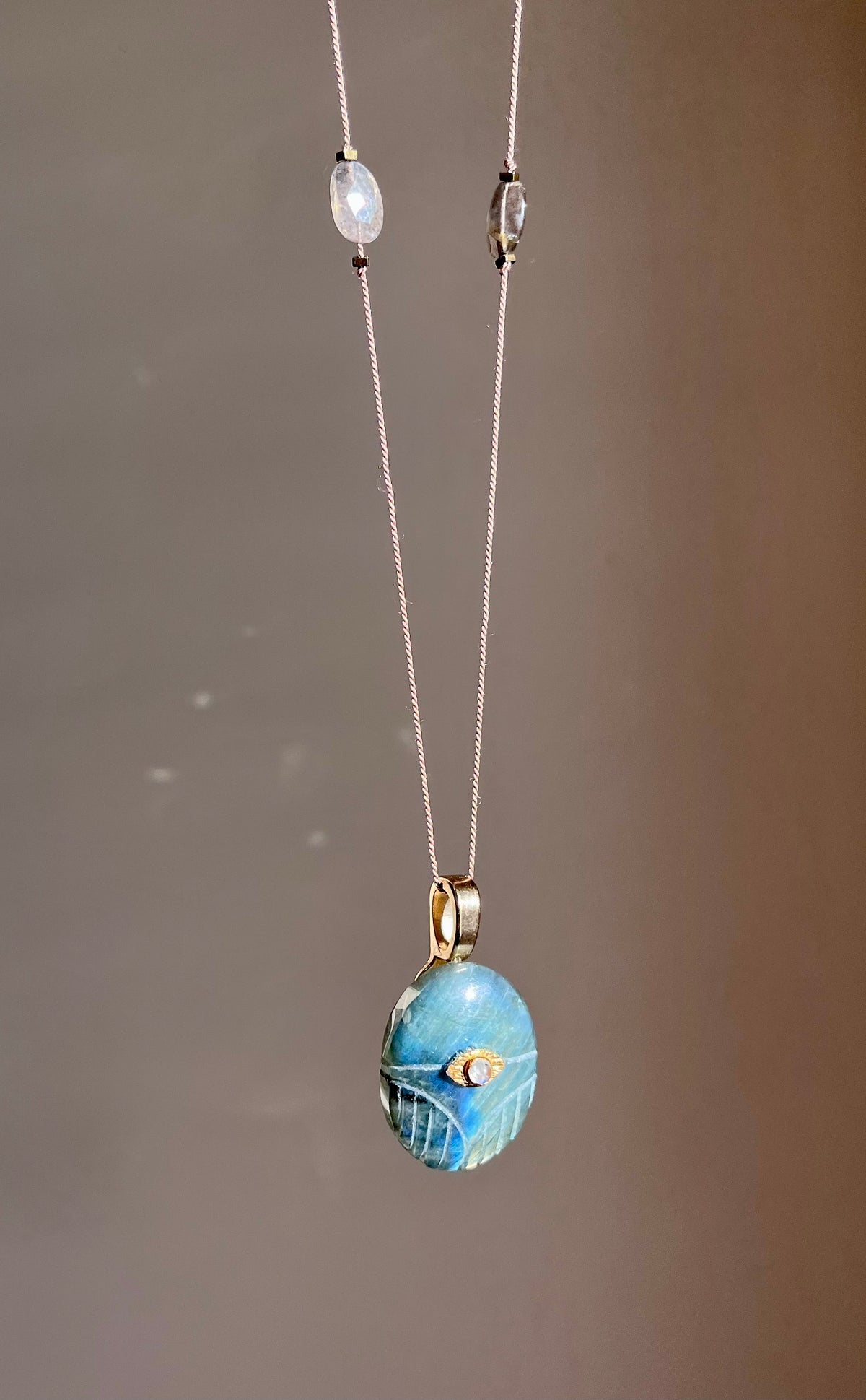 Sautoir amulette scarabée Labradorite