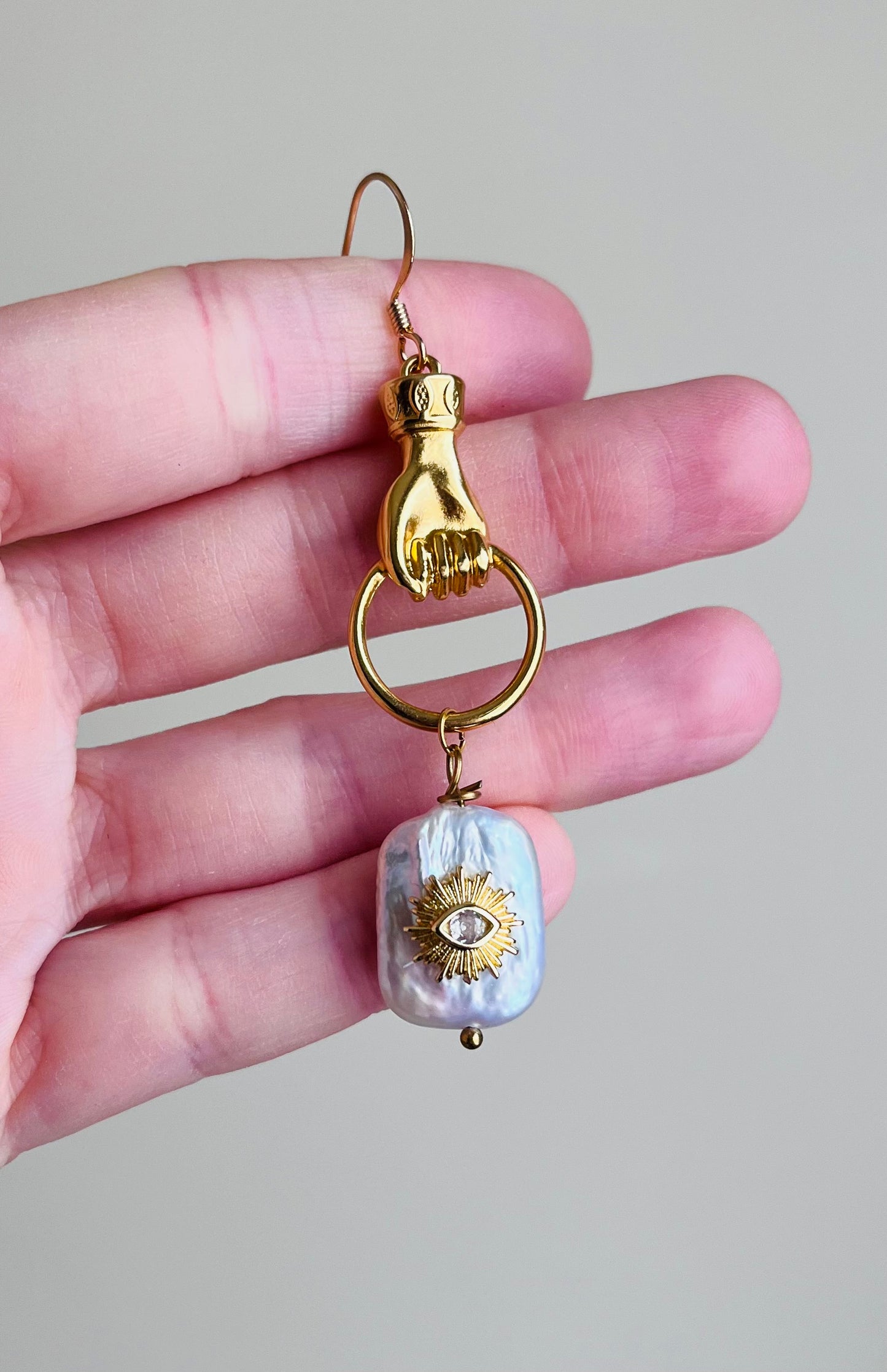 Mono boucle amulette Perle d’eau douce