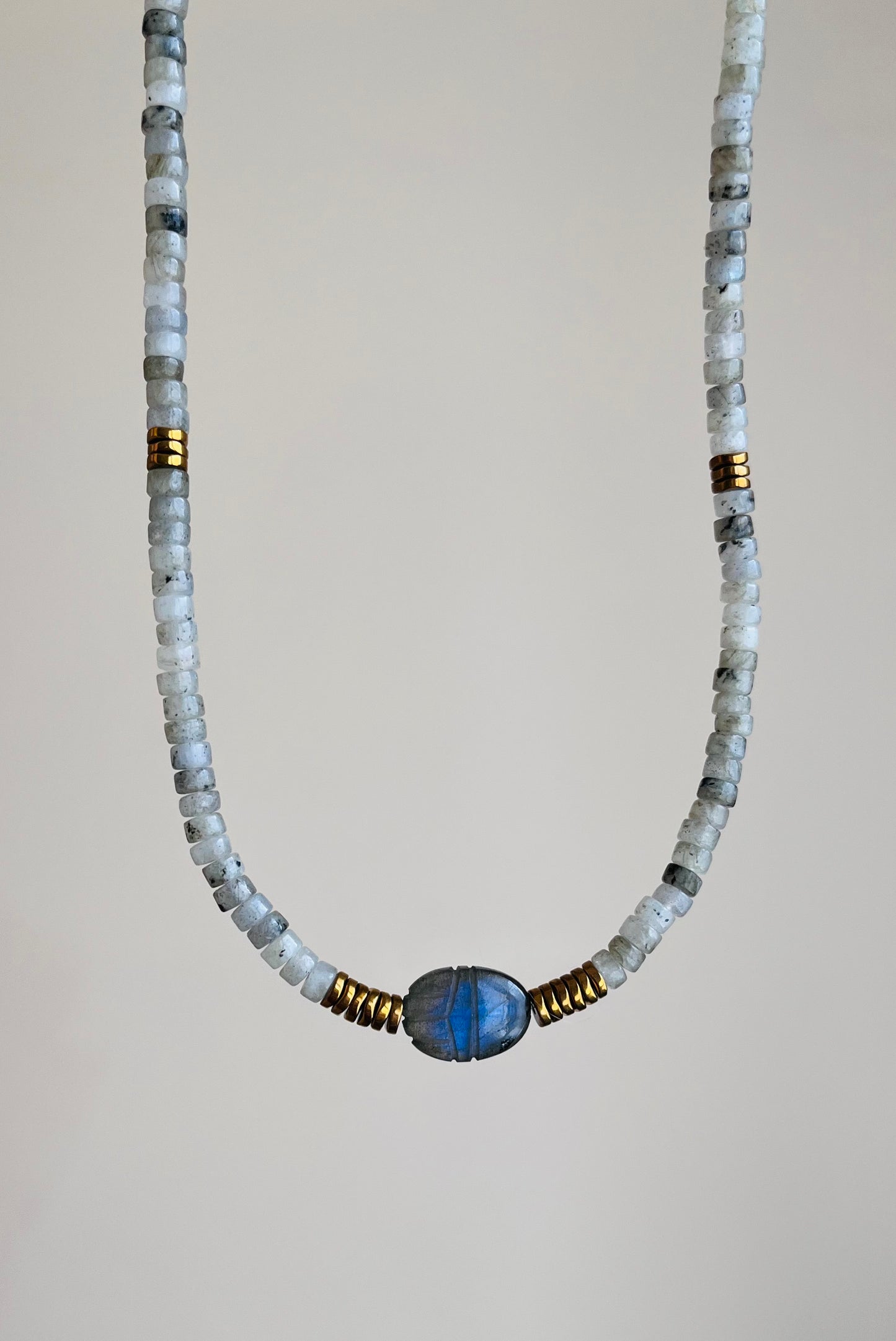 Collier amulette scarabée Labradorite