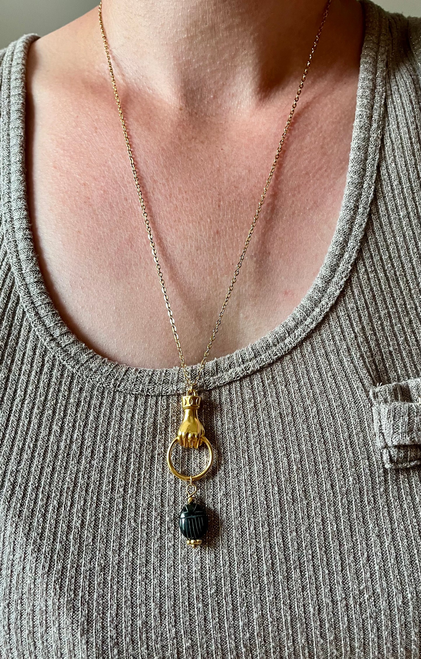 Collier sautoir amulette scarabée  Spinelle Noire