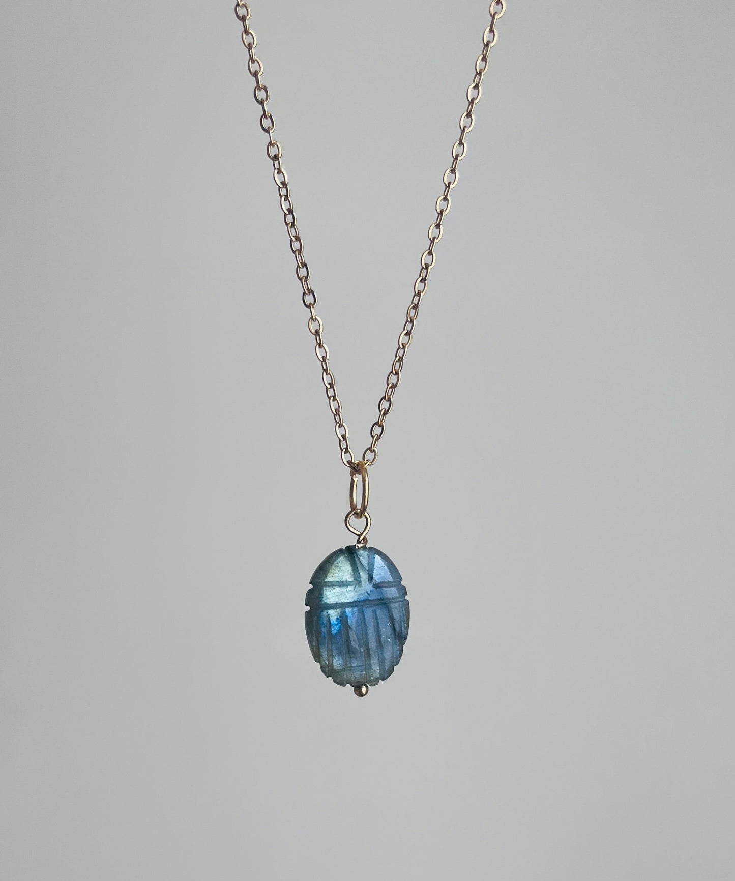 Collier sautoir amulette scarabée Labradorite