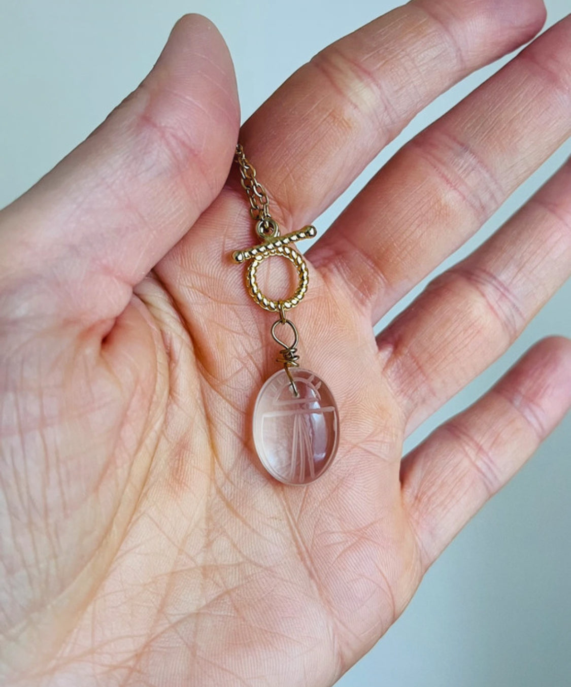 Collier Scarabée en cristal de roche – Bijou symbolique fait main