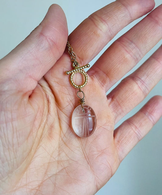 Collier Scarabée en cristal de roche – Bijou symbolique fait main