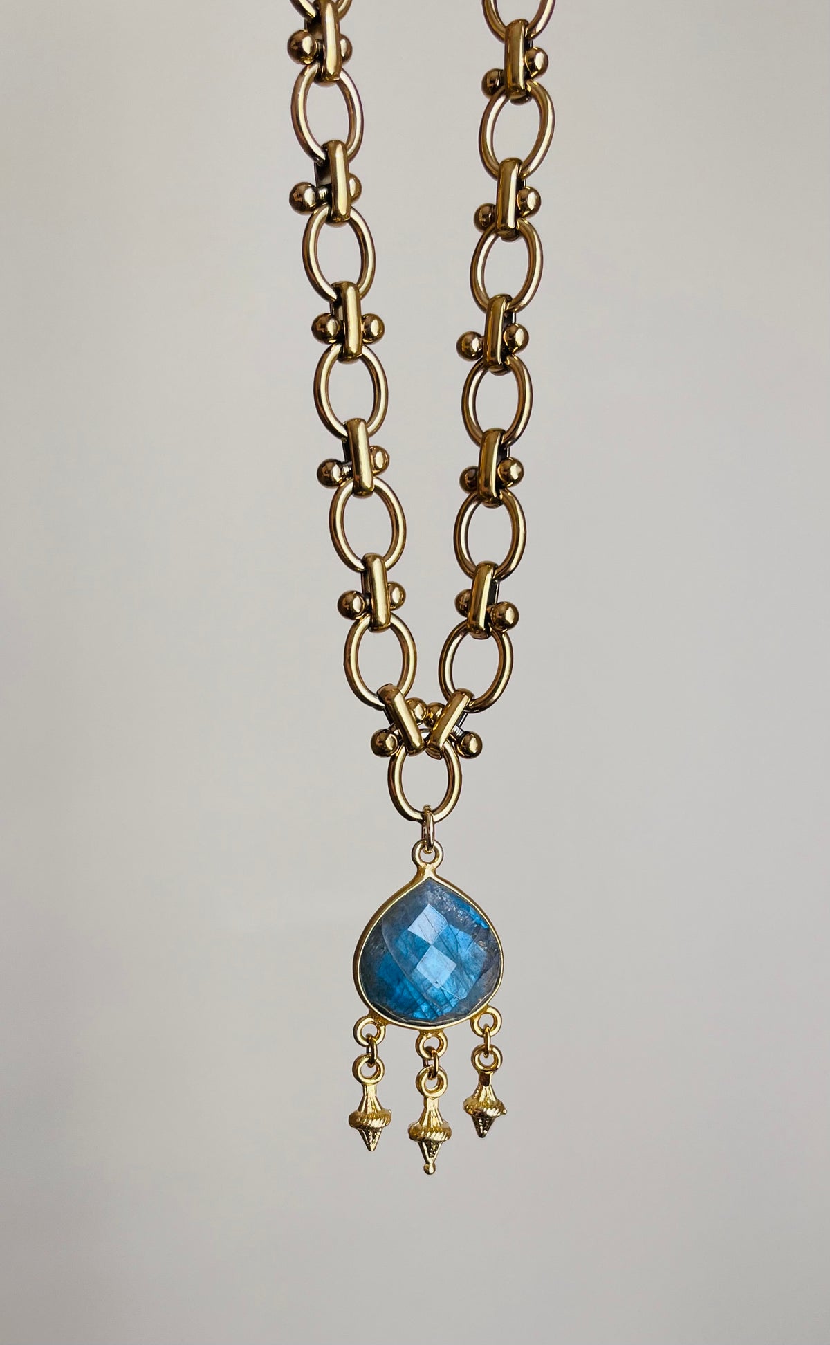 Collier grigri Labradorite bleue