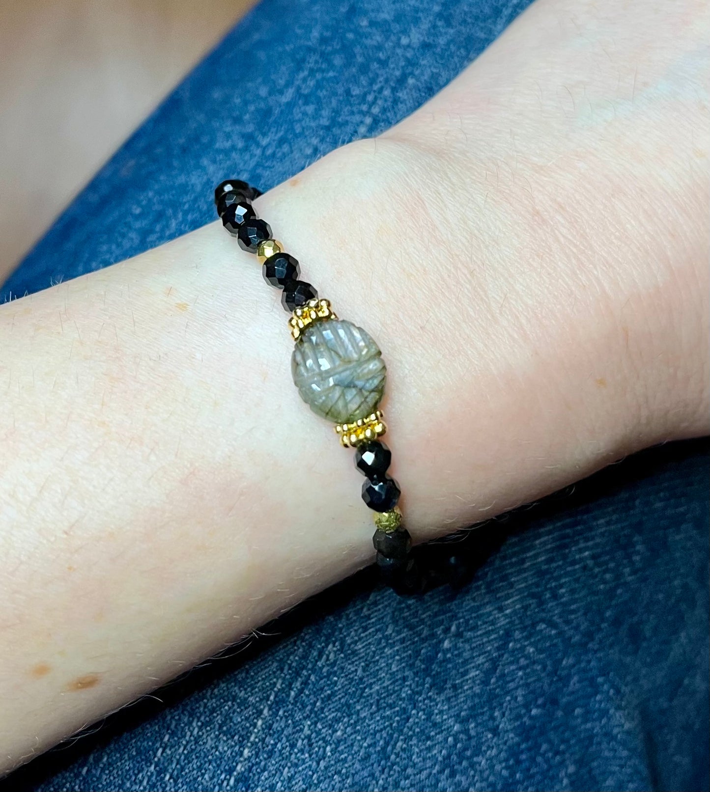 Bracelet amulette scarabée Labradorite et Onyx noir