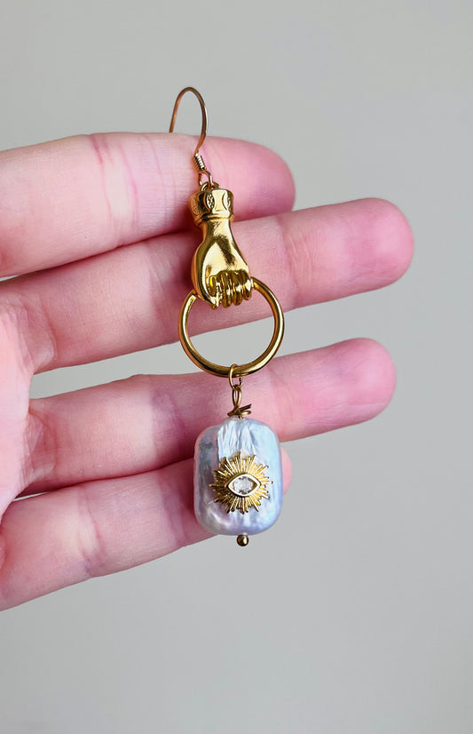 Mono boucle amulette Perle d’eau douce