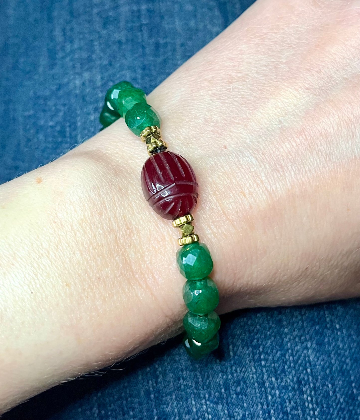 Bracelet talisman scarabée Grenat et Onyx vert