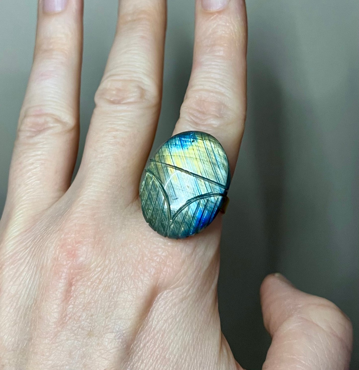 Bague amulette scarabée Labradorite