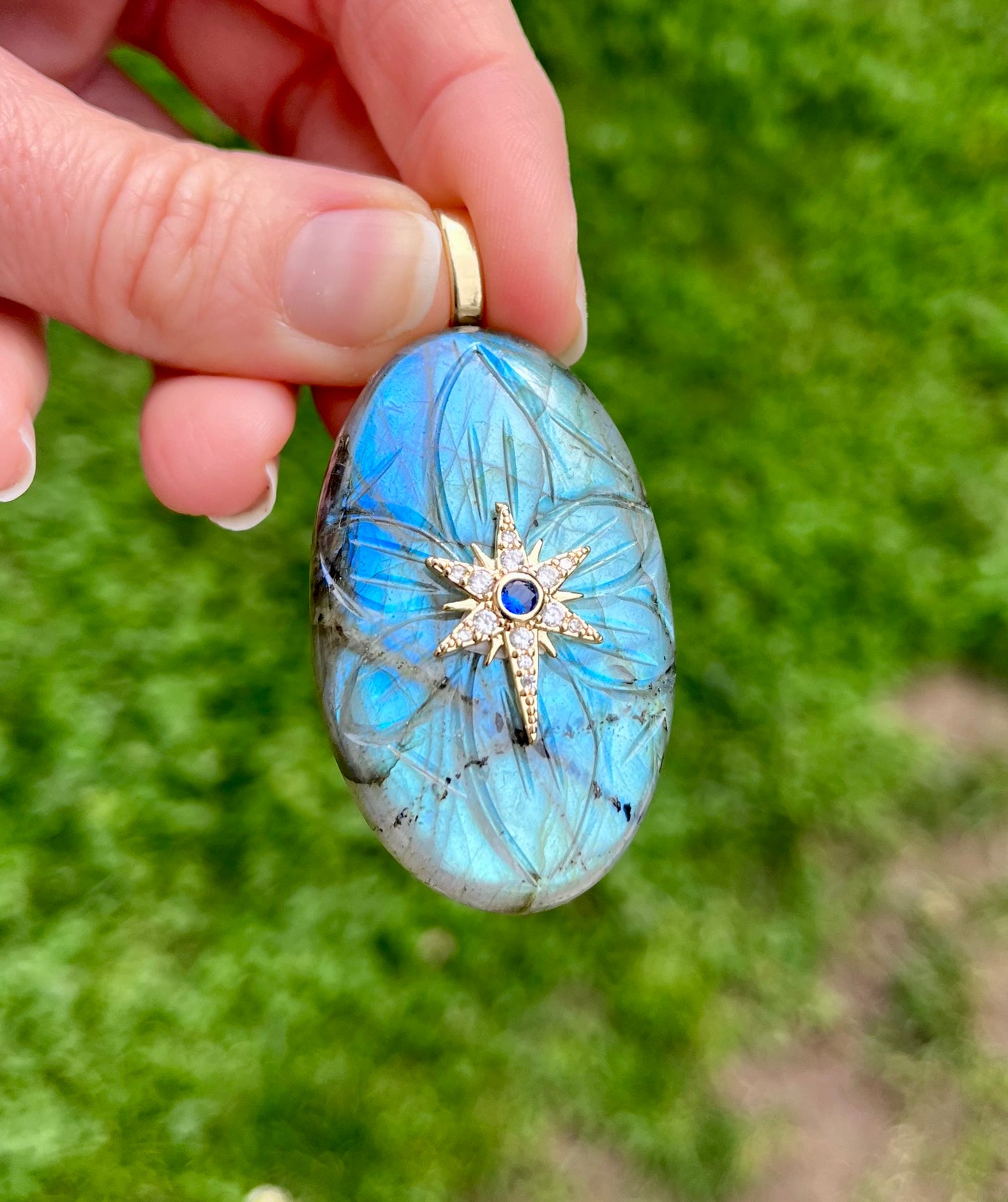 Pendentif talisman Labradorite bleue gravée