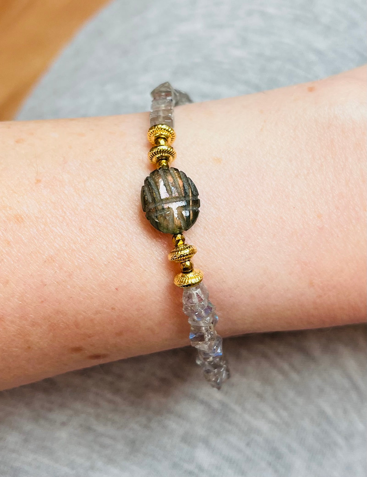 Bracelet amulette scarabée Labradorite