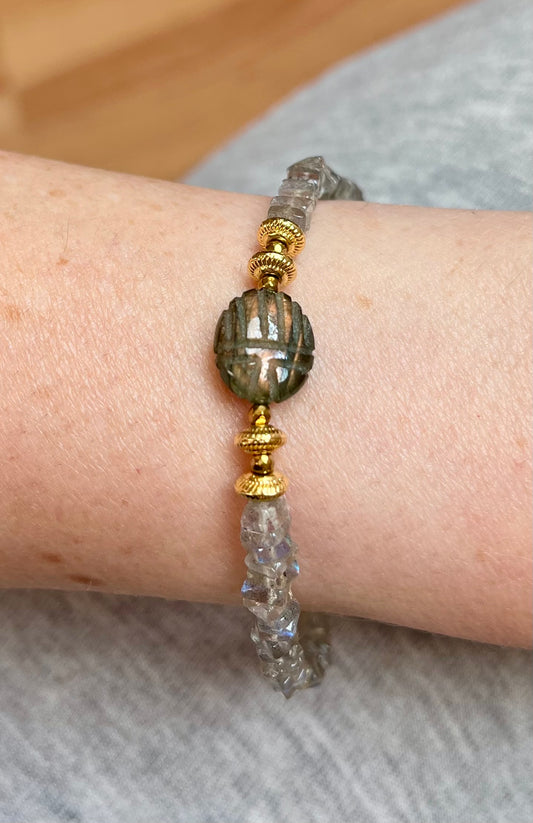 Bracelet amulette scarabée Labradorite