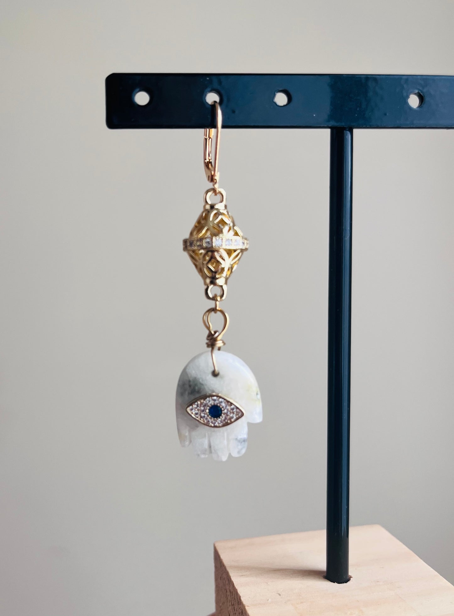 Single protective hand loop with Moonstone