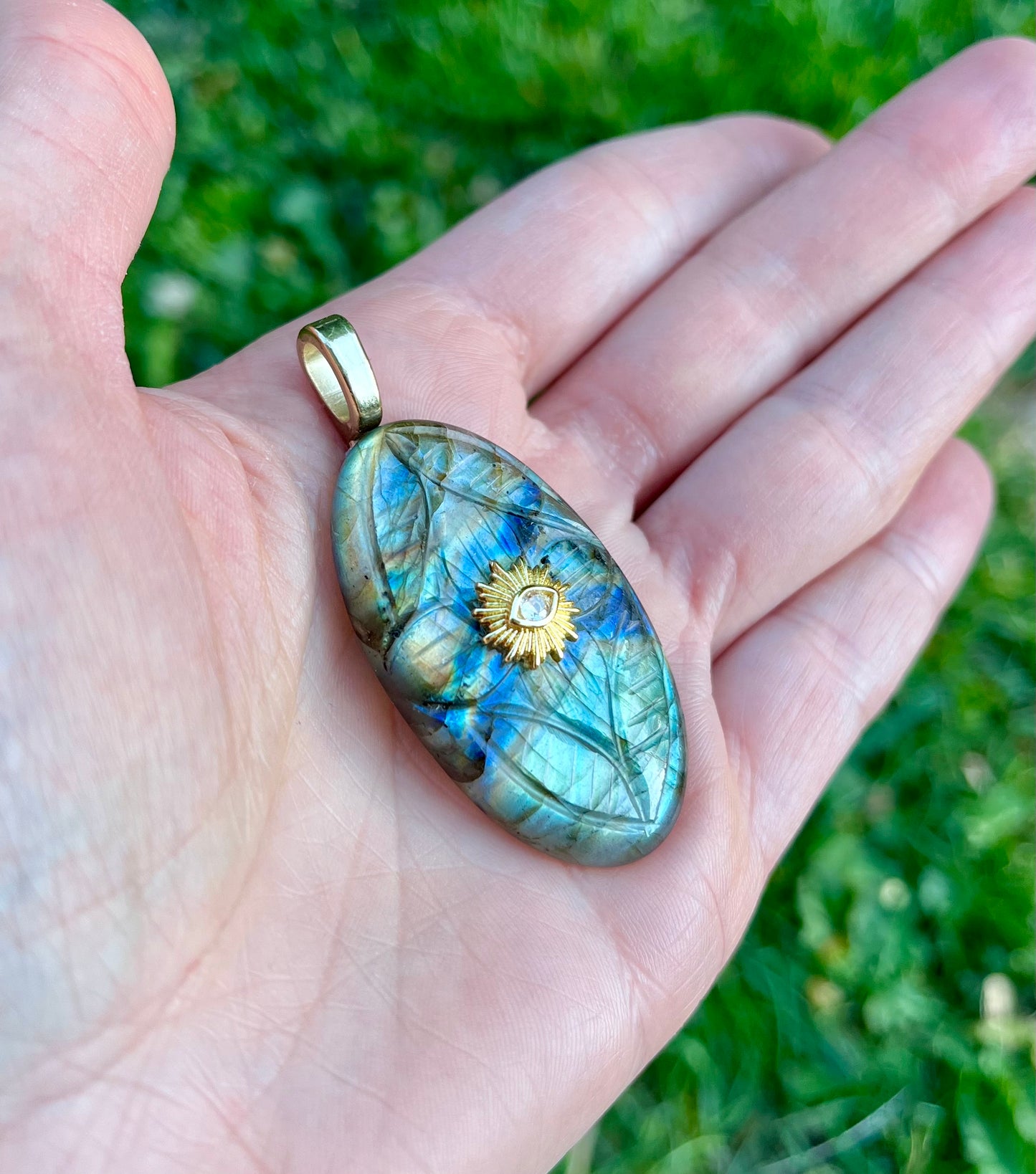 Pendentif amulette gravée Labradorite