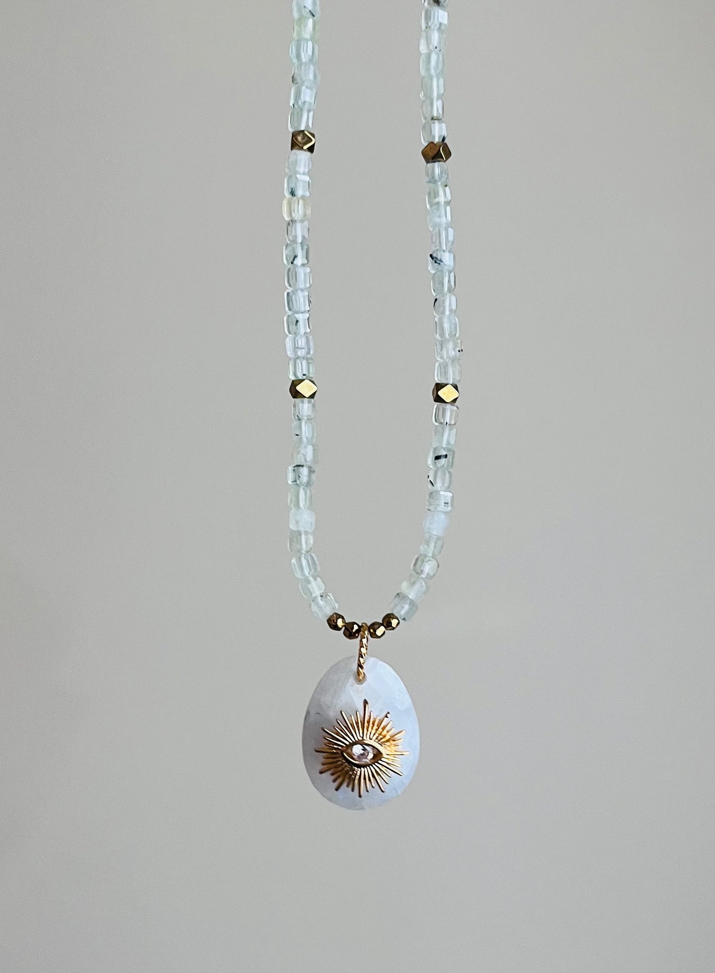 Collier talisman Prehnite et Pierre de Lune - Bienveillance, joie