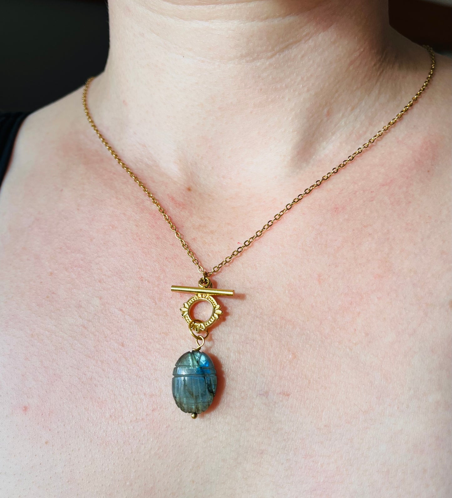 Collier amulette scarabée Labradorite