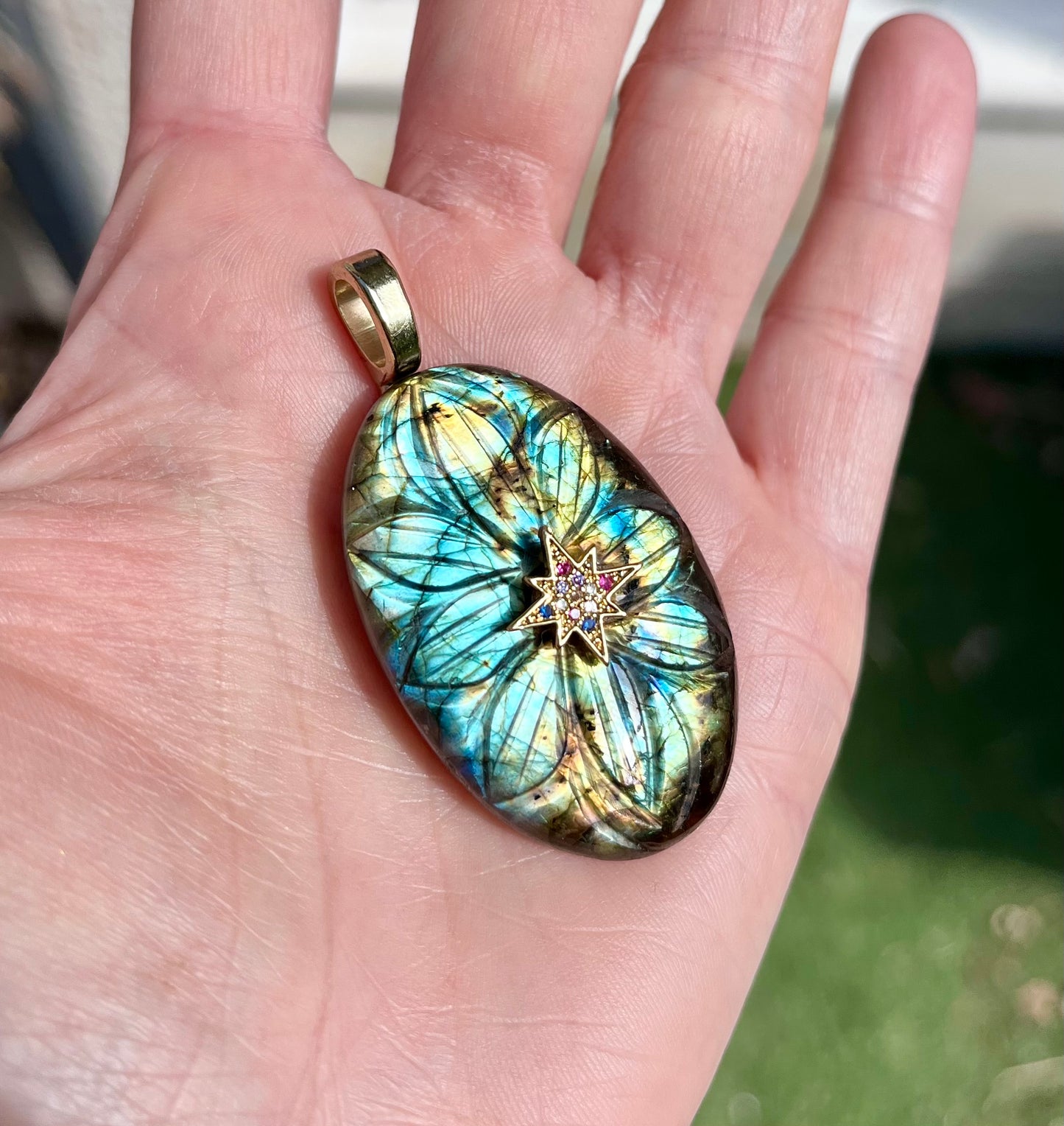 Pendentif talisman Labradorite bleue gravée